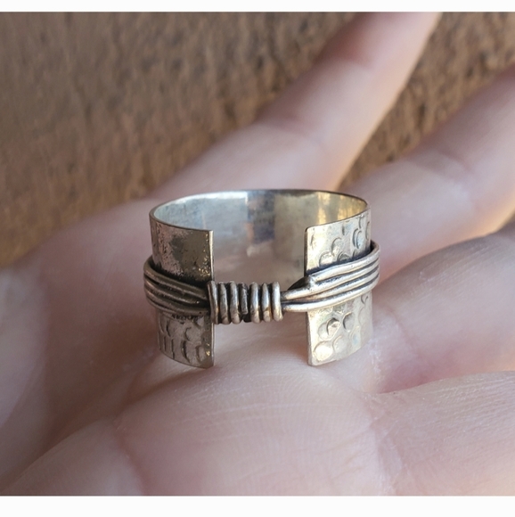 New Unique Twisted Silver Band Ring. - Picture 13 of 16